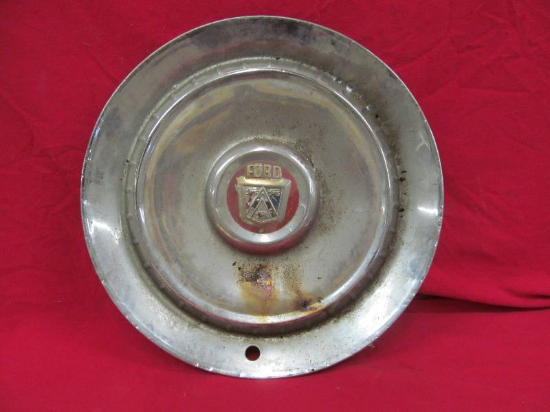 lot 264 image: Vintage Hub Cap