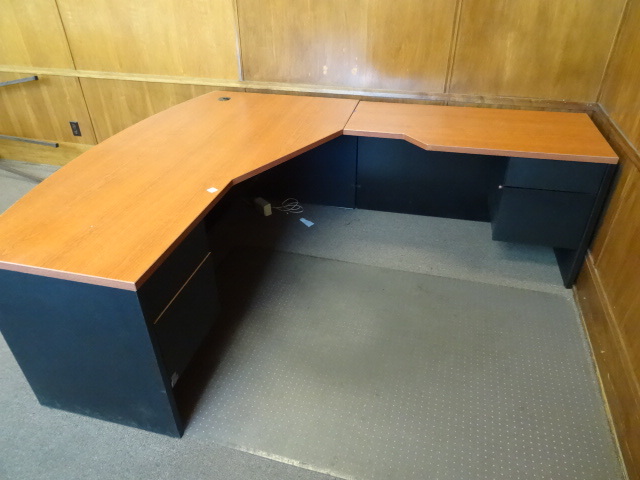 lot 8 image: Desk