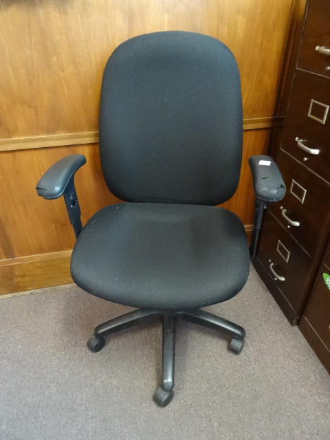lot 9 image: Chair