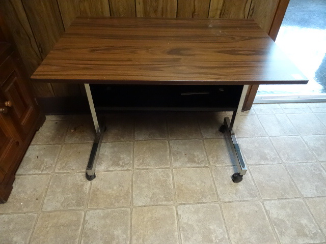 lot 14 image: Table