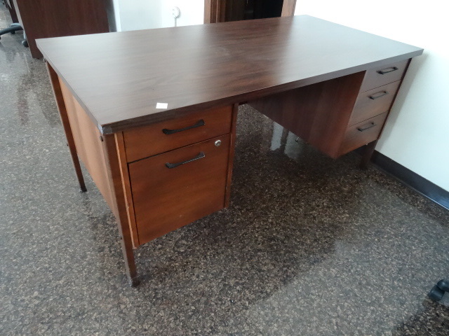 lot 19 image: Desk