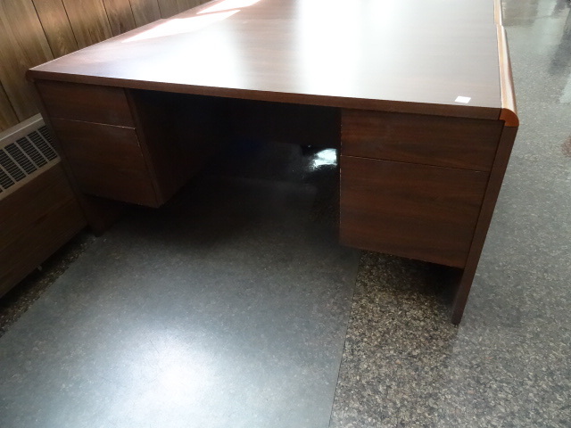 lot 21 image: Desk