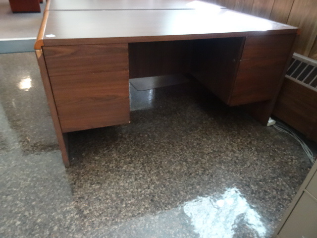 lot 22 image: Desk