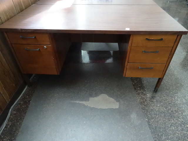 lot 25 image: Desk