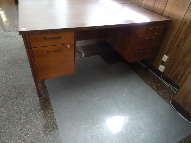 lot 26 image: Desk