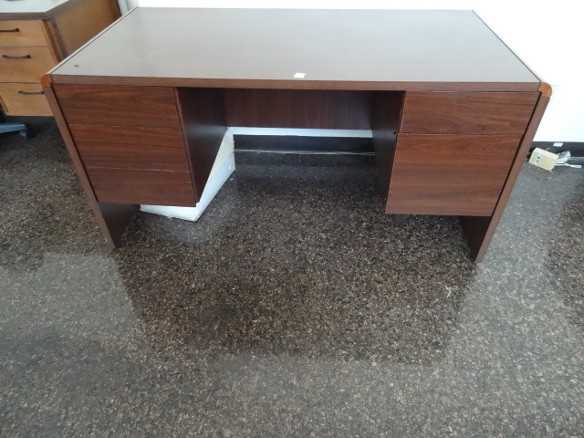 lot 27 image: Desk