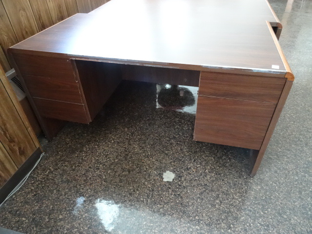 lot 28 image: Desk