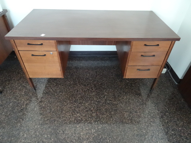 lot 29 image: Desk