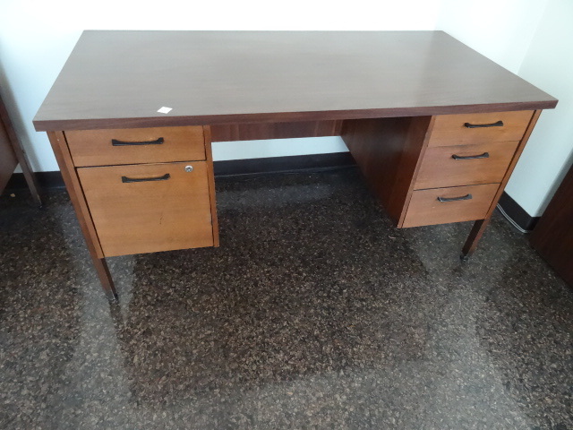 lot 32 image: Desk