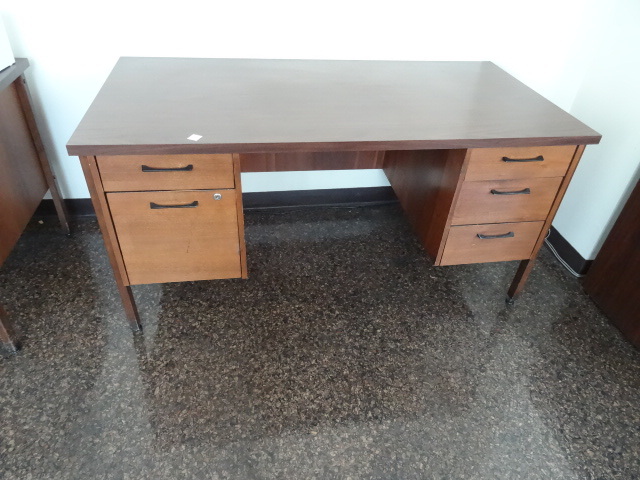 lot 34 image: Desk