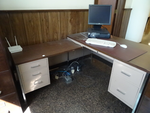 lot 37 image: Desk