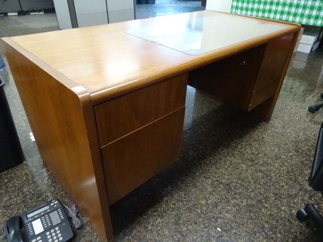 lot 45 image: Desk