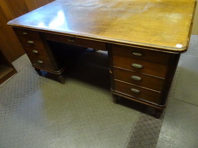 lot 62 image: Desk