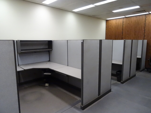 lot 82 image: Office Cubicles