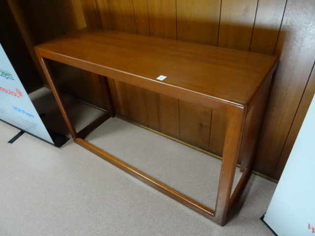 lot 102 image: Table