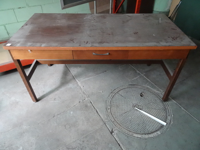 lot 116 image: TableDesk