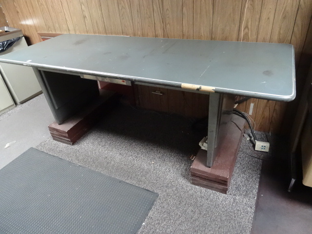 lot 152 image: TableDesk