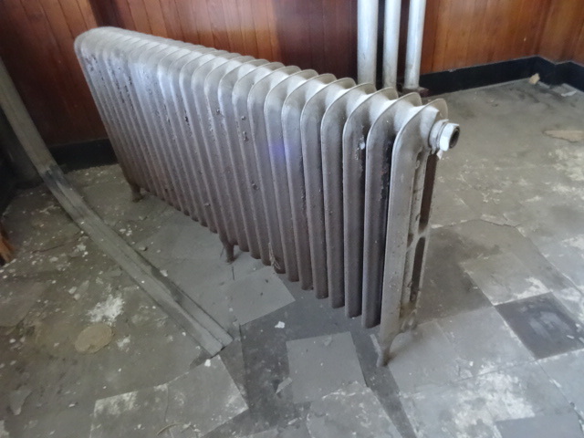 lot 165 image: Cast Iron Radiator
