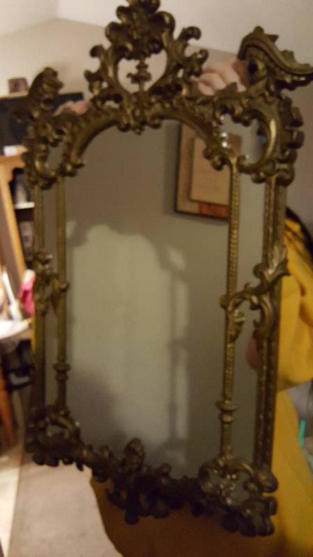 lot 16 image: Elegant framed mirror