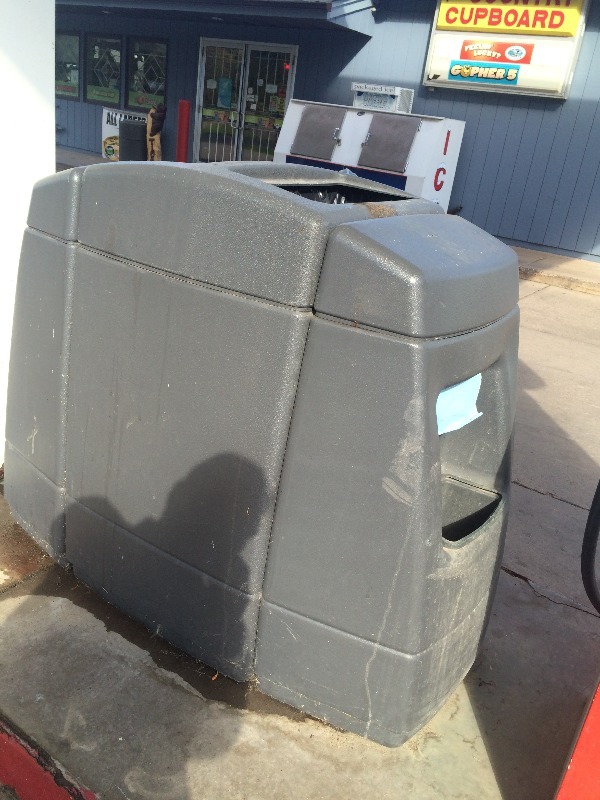 lot 4 image: Double Trash Can with windshield washer cleaning trays