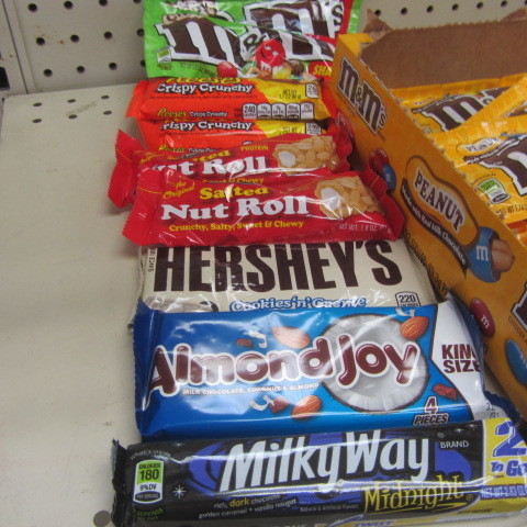 lot 75 image: Candy Bars & Bags