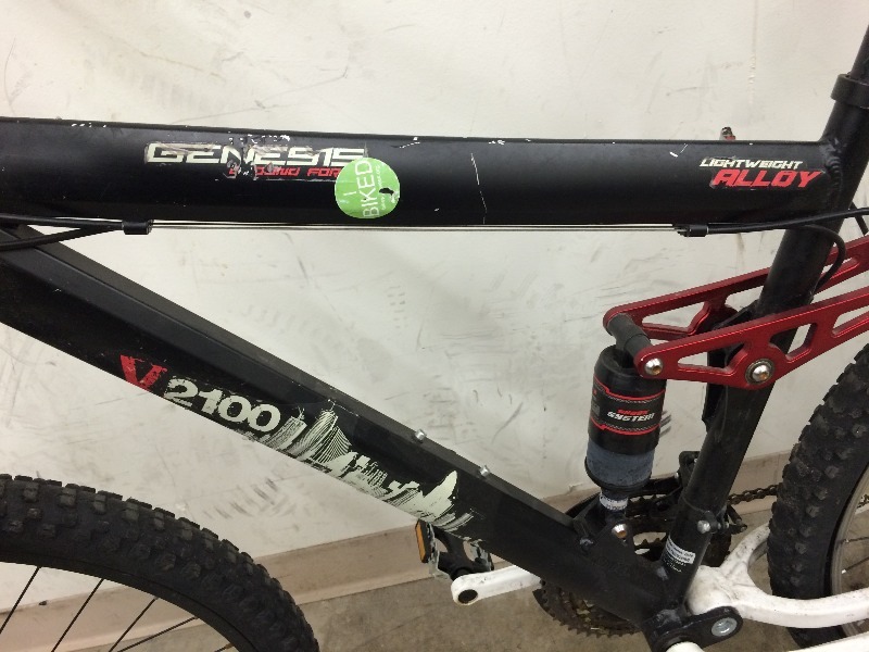 lot 49 image: Bicycle - Genesis V2100