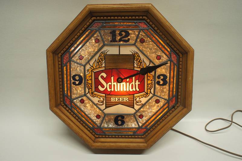 lot 33 image: Nice Schmidt beer octagon shaped lighted sign with electric clock 16 in diameter