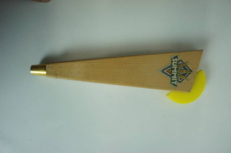 lot 99 image: Summit Hefe Weizen tall tap handle used