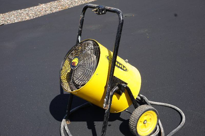 lot 3 image: Fostoria Heat Wave 15 Portable Electric Heater