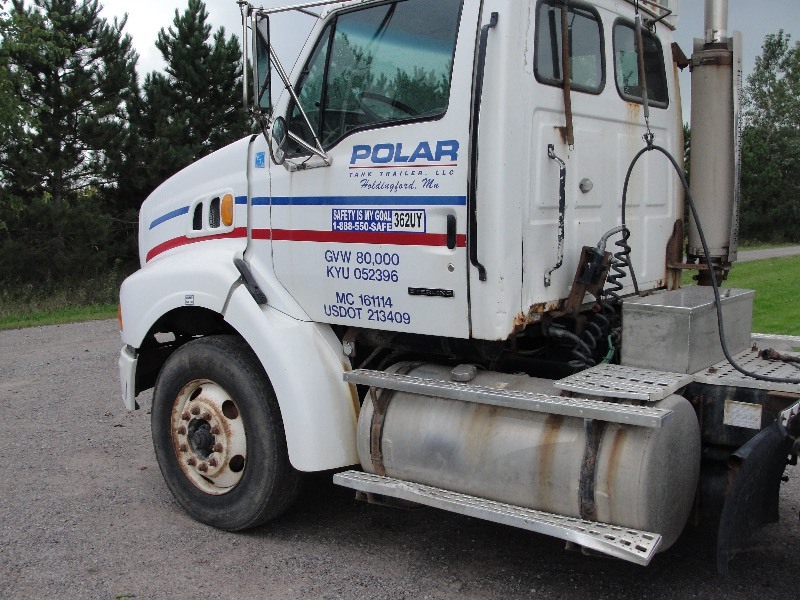 lot 2 image: 2001 Sterling Semi Tractor