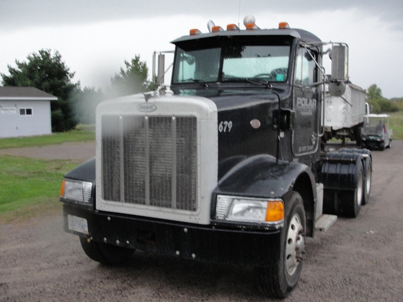 lot 1 image: 1995 Peterbilt Semi-tractor