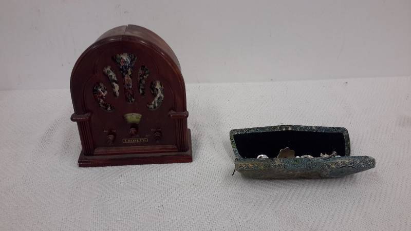 Crosley radio and jewelry