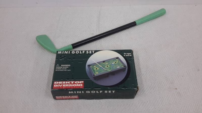 Mini golf set and plastic club