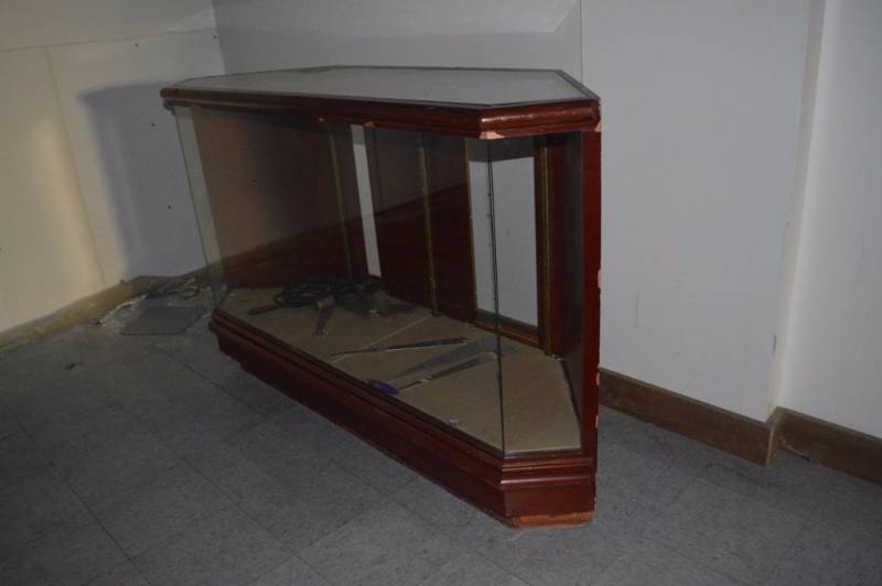 lot 4 image: 1 - 42 Lighted Glass Display Case