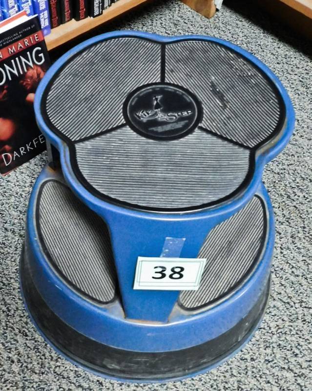 Kik Step bookstore step stool