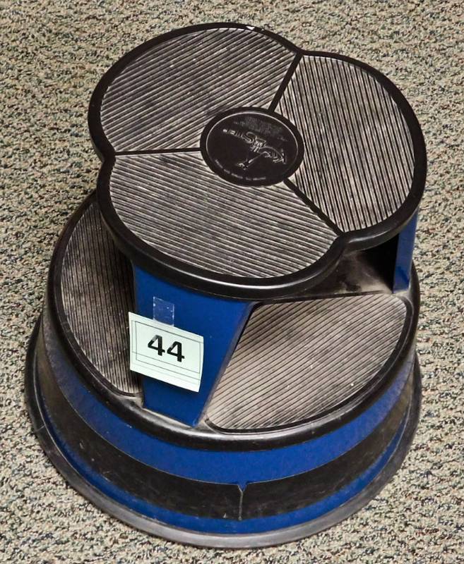 Kik Step bookstore step stool