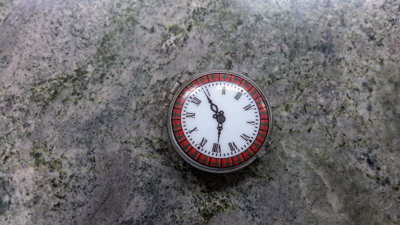 Small container that looks like analog clock
