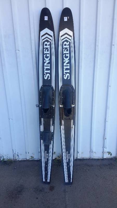 Stinger waterski pair