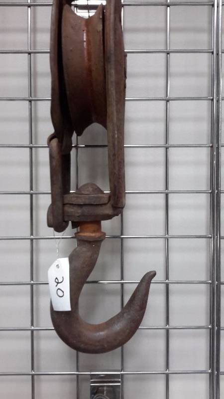 Metal pulley with hook