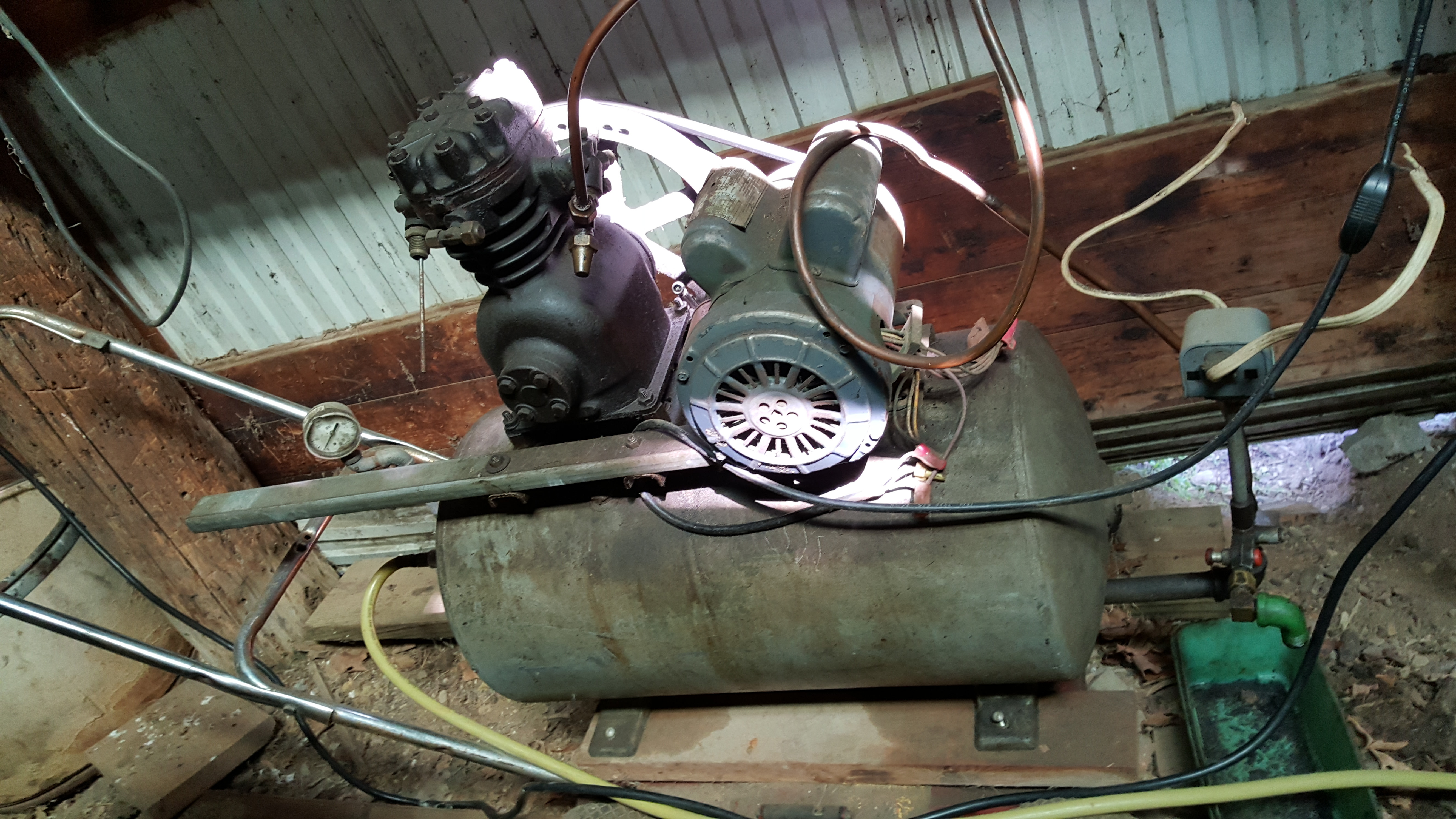 lot 25 image: Air Compressor  Homemade  works great