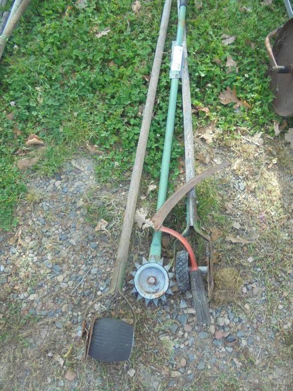 Lot - Long Handled Tools - Edgers