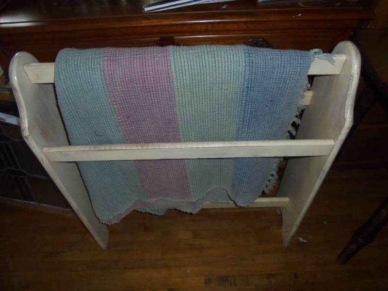 Wood Quilt Rack & Rug