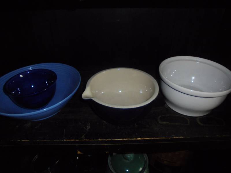 Lot - Misc Serving Dishes (blue, white, measuring bowl)