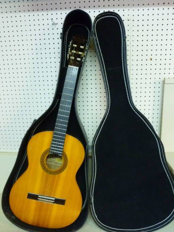 lot 8 image: Acoustic Guitar