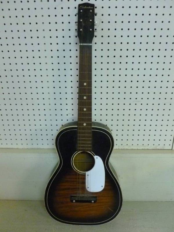 lot 9 image: Vintage Acoustic Guitar