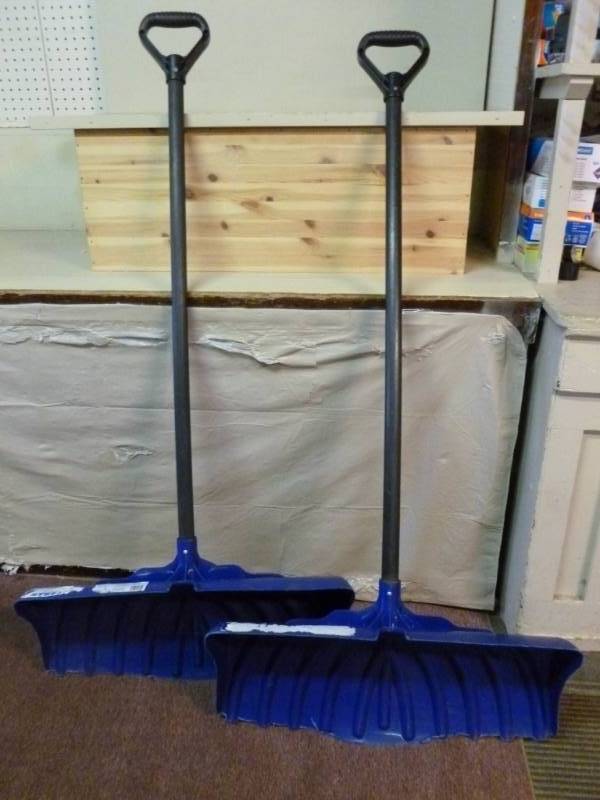 lot 19 image: Snow Shovels
