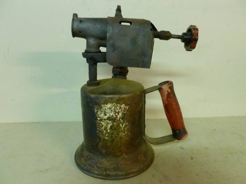lot 25 image: Antique Brass Torch