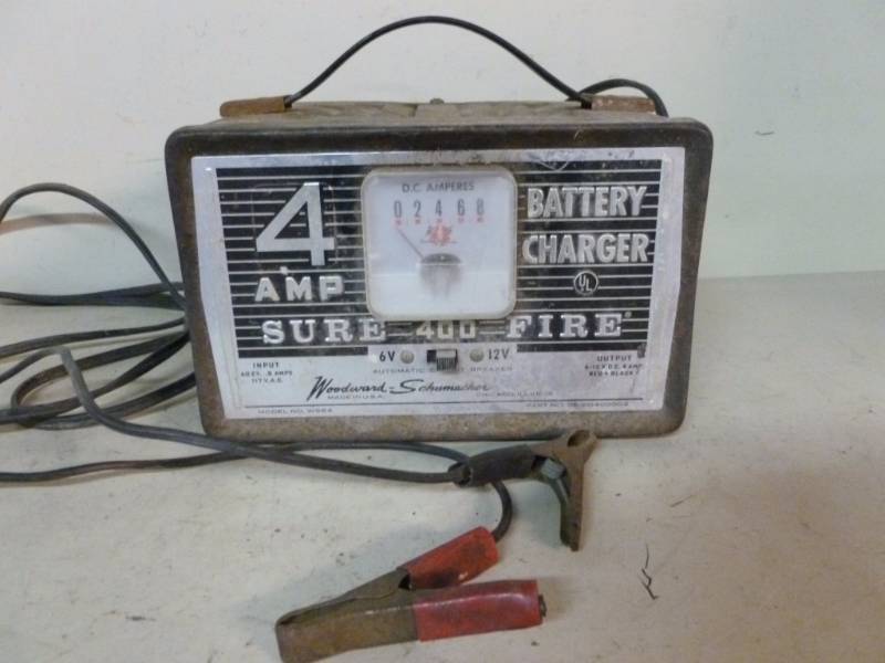 lot 27 image: Battery Charger