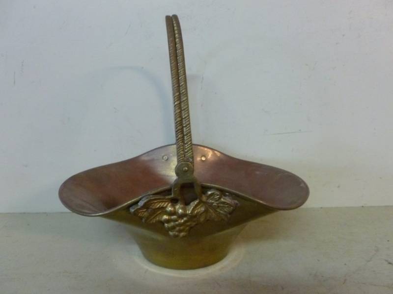 lot 104 image: Vintage Brass Basket