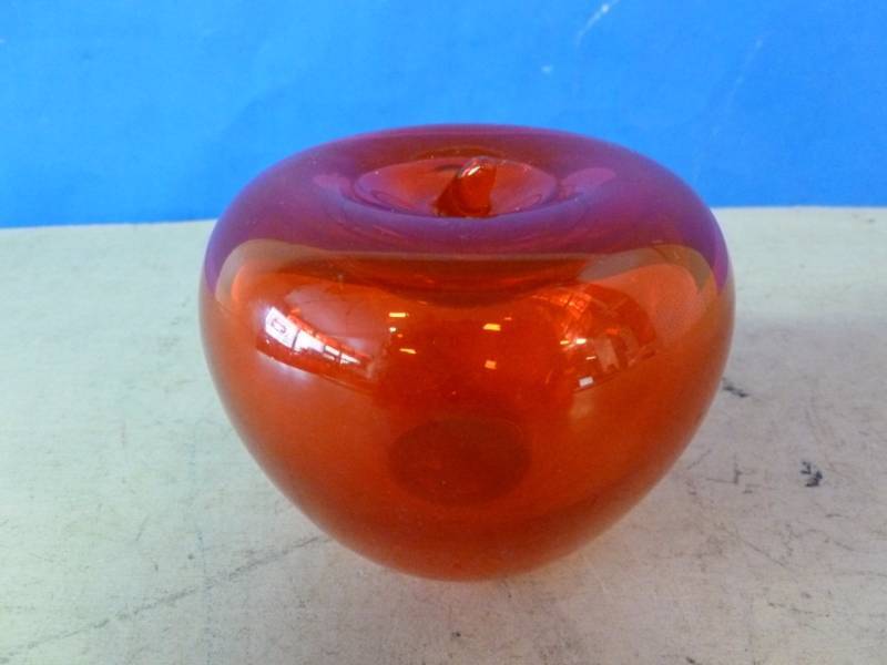 lot 190 image: Paper Weight
